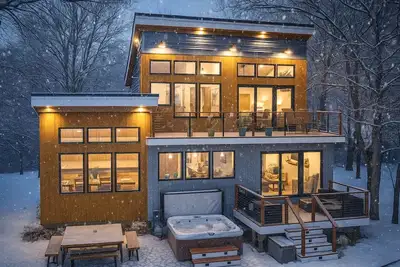 Image de Luxury Lakefront Cabin with Breathtaking Living Spaces in New Hampshire