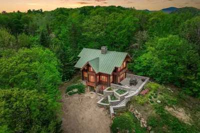 Image de Luxurious Cabin with Lovely Furnished Deck Views in New Hampshire