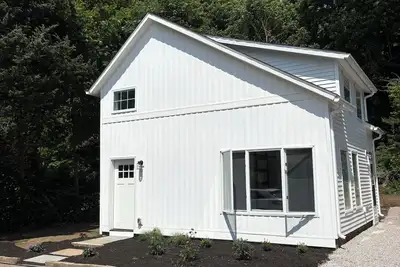 Image de Loft-style guest house in the heart of Westerly! All new everything, sleeps 4