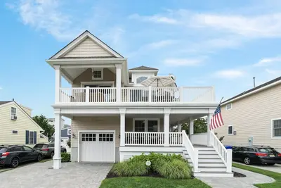 Image de Stunning  luxury retreat ideally located in the heart of town and just a short stroll to the beach.
