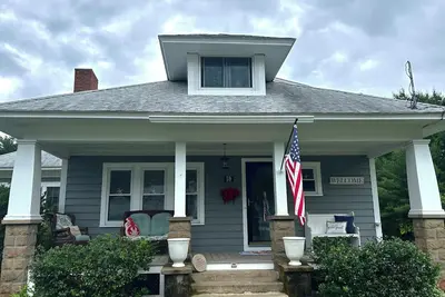 Image de 3-bedroom house in serene York perfect for relaxing getaways