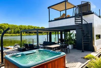 Image de Maison confortable au bord de l'eau avec jacuzzi