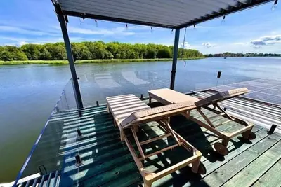 Image de Maison confortable au bord de l'eau avec jacuzzi