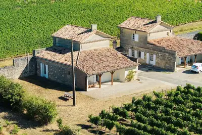 Image de Gîte « Château Saint-Georges Cottage » avec vue sur le vignoble