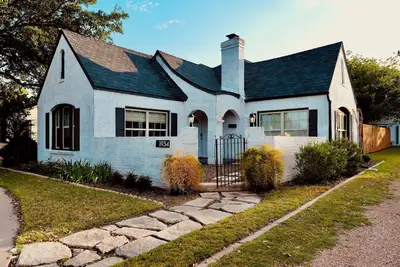 Image de Centrally Located Spacious 3br Storybook Cottage on Sayles Blvd