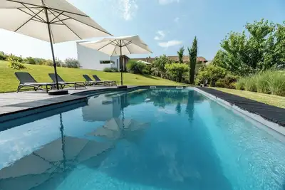 Image de Maison double avec piscine au cœur des vignobles du Barolo