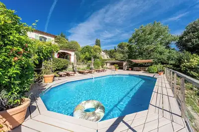 Image de La Rose de Pierre, villa familiale avec piscine, 5 chambres, proche Valbonne
