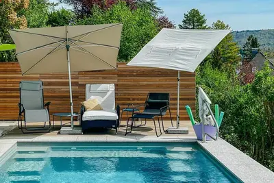 Image de Villa « Panoramahaus am Schlipfweg » – piscine privée, chaises longues et balcon en situation exclusive