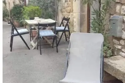 Image de maison de style provençal calme et authenticité. Au cœur historique du village.