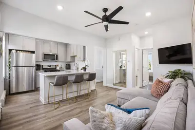 Image de Modern 2br • Sleeps 5 • Light Rail to Nyc