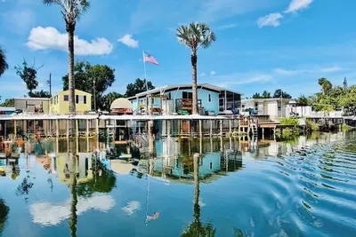 Image de Cozy 3-bedrm cottage w 100’ beach vibes, Sup’s, cabana, dock, guest home option