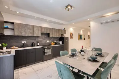 Image de Urban Haven - Stylish 2br Apartment with Lift & Balconies