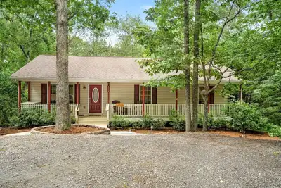 Image de Basye Bungalow | Spacious 4br/3ba cabin with hot tub, fire pit, deck