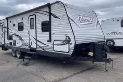 Image de Spacious   recreational vehicle in Cheyenne 2 bunks two sofa beds and one master