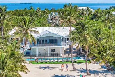 Private Beach  / Heated Pool / Private Dock / Dolphin Key