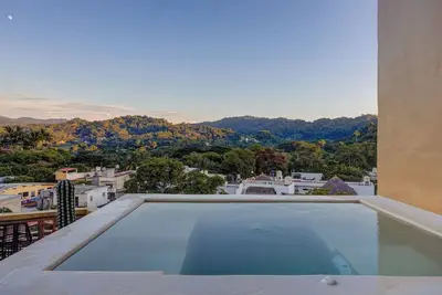 Image de Pool • Jacuzzi • 2 Master Suite • 15 Walk to Beach