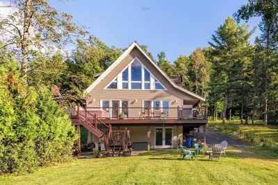 Image de Luxury Lake House: Private Beach, Hot Tub, Firepit, A/C, Grill, Deck, more!