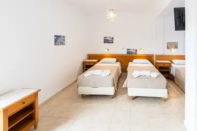Image de Chambre quadruple au Bed and Breakfast The Kavos Sandy Inn avec piscine partagée, Wi-Fi et climatisation