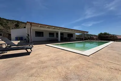 Image de Cottage « Lorena » avec piscine à débordement privée, vue panoramique, Wi-Fi et climatisation