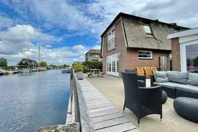 Image de Luxury holiday home for 6 guests featuring a spacious waterfront terrace, a private swimming ladder, and its own mooring dock.