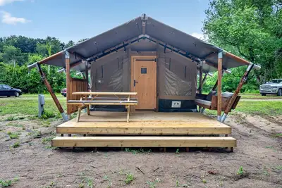 Image de Glamping Safari Tent with River Views and Cozy Stay in Blacksburg, Virginia