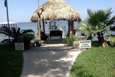 Image de Waterfront Suite with Private Balcony and Panoramic Bay Views in Bacliff, Texas