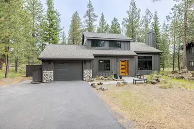 Image de 14 Lark - Remodeled Sunriver Retreat Near Fort Rock Park with Hot Tub & Sharc Passes