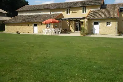 Image de Gîte Le Refuge des Oiseaux : terrasse partagée, jardin privé et Wi-Fi à Lusignan