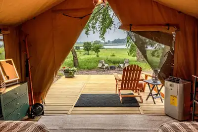 Image de Charming Vineyard Glamping Tent with Wine Tastings near Lake Shetek in Currie, Minnesota