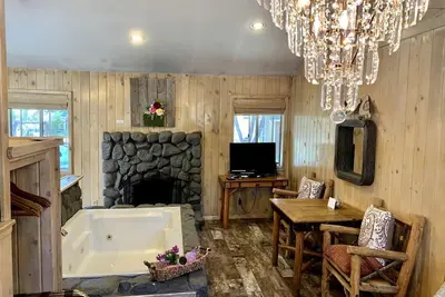Image de Romantic Studio Cabin with Jacuzzi and Fireplace, Perfect for a Romantic Weekend in Big Bear, Ca