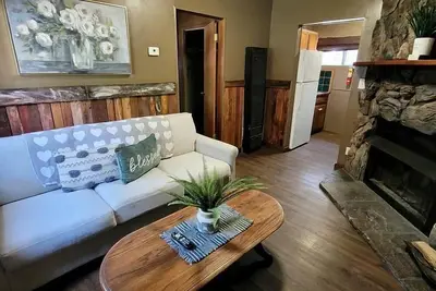 Image de Charming, Pet Friendly Cottage with Private Sun Deck and Shared Outdoor Pool near Magic Mountain, Big Bear