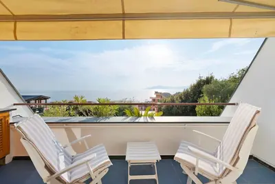 Image de Appartement 'Terrace By The Sea' avec vue sur mer, terrasse et sentiers panoramiques