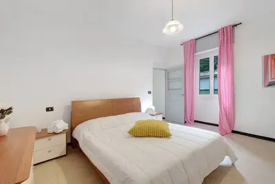 Image de Appartement 'Varazze Mare' avec deux salles de bain et cour