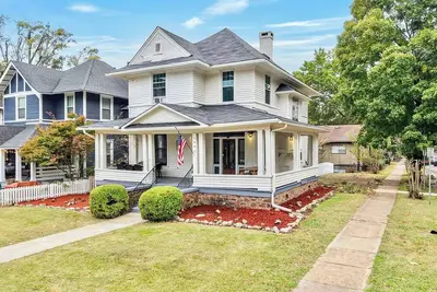 Image de Newly renovated Magic on 17th! Min from Protective, Uab, Bjcc. Sleeps 10