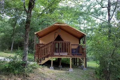 Image de Great Small Group Safari Tent in Livingston, Texas