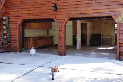 Image de Stay in this unique Mountain Retreat \"Cougar Lodge\", nestled in the shadow of color-soaked San Jacinto mountains. Our cabin is just a short drive to town center. Spacious 5-bedroom log cabin with two living rooms and a huge game area with Pool Table,