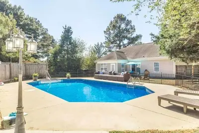 Image de Co Executive Retreat Pool Office Game Room