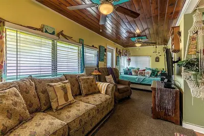Image de Whimsical Mermaid Retreat with Private Deck in Bacliff, Texas