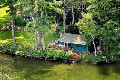 Image de Scenic Lakeside Cabin with Exclusive Boat Dock Near Weirs Beach, Laconia, New Hampshire