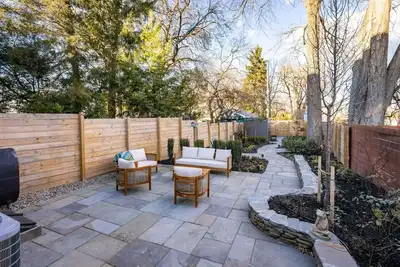 Image de End-Unit Townhouse: Patio, Parking & Walkable