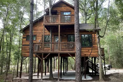 Image de Cozy Tree House with Beautiful Modern Interior in Livingston, Texas
