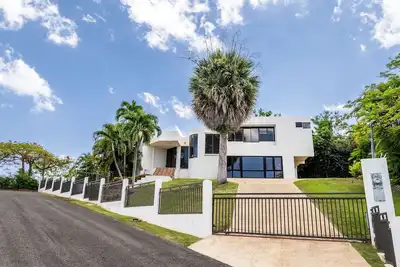 Image de Spacious 4 bedroom Home w/ Large Pool and Ocean Views-Sleeps 12+