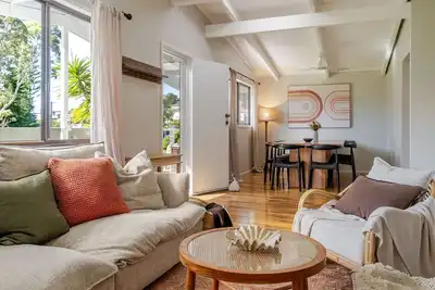 Image de Salt & Sunday - Stylish 3-Bedroom with Indoor Cocktail Bar, Walk to the Beach!