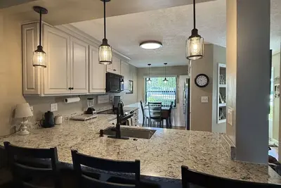 Image de Gorgeous 2-bedroom condo with Ac, 4 minute drive from Madeira beach