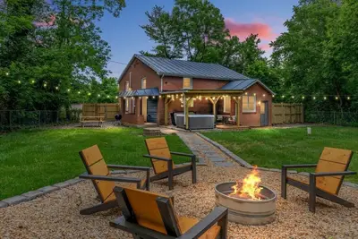 Image de Fireside Modern - Sleeps 8+ Hot Tub+ Caverns 3 Min