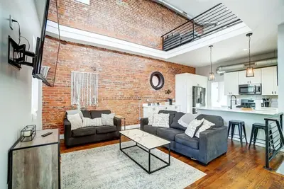 Image de Chic Condo Sleeps 10 w/Parking