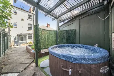 Image de House Sleeps 8 with Hot Tub and Parking