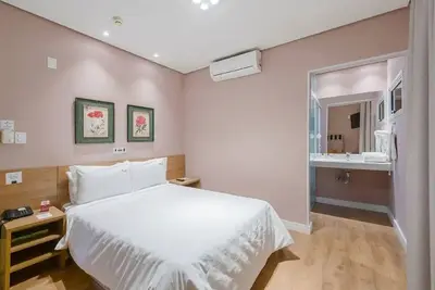 Image de 2 Units | Deluxe 2-Bed Superior Suite | Quick 0. 1-Mile Walk to City Center