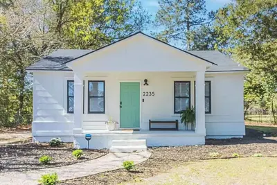 Image de 2-bedroom modern cottage in Augusta with outdoor patio seating and dining