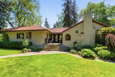 Image de Elegant South Hill Home on the High Drive Bluff